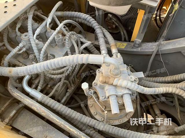 回轉(zhuǎn)馬達(dá)和主控閥(整機(jī)外觀) 回轉(zhuǎn)馬達(dá)和主控閥(整機(jī)外觀)