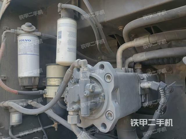 液压泵舱室正面整体（整机外观）