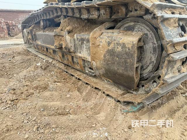 單側(cè)履帶整體(整機(jī)外觀) 單側(cè)履帶整體(整機(jī)外觀)