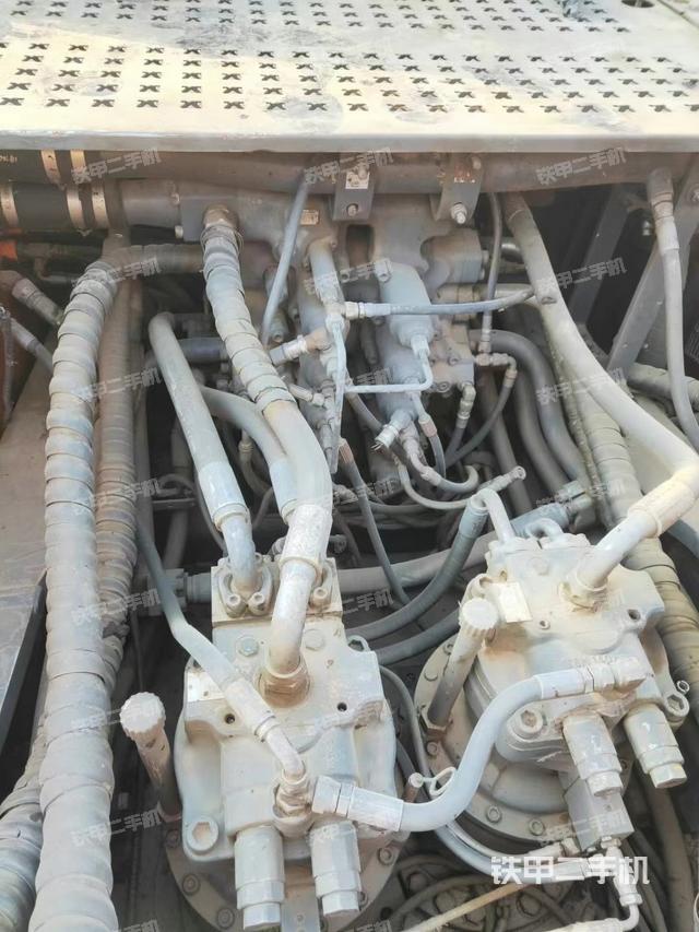 回转马达和主控阀（整机外观）