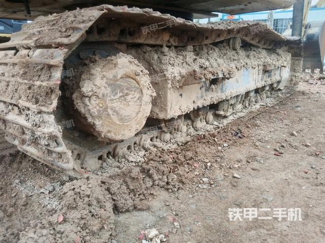 單側(cè)履帶整體(整機(jī)外觀) 單側(cè)履帶整體(整機(jī)外觀)