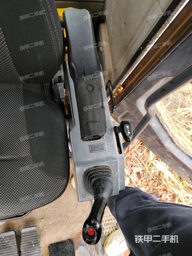 座椅右側(cè)控制臺(tái)/鑰匙門/油門/含右手柄（駕駛室部分）