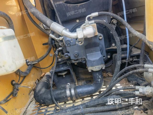 液壓泵艙室正面整體(整機外觀) 液壓泵艙室正面整體(整機外觀)