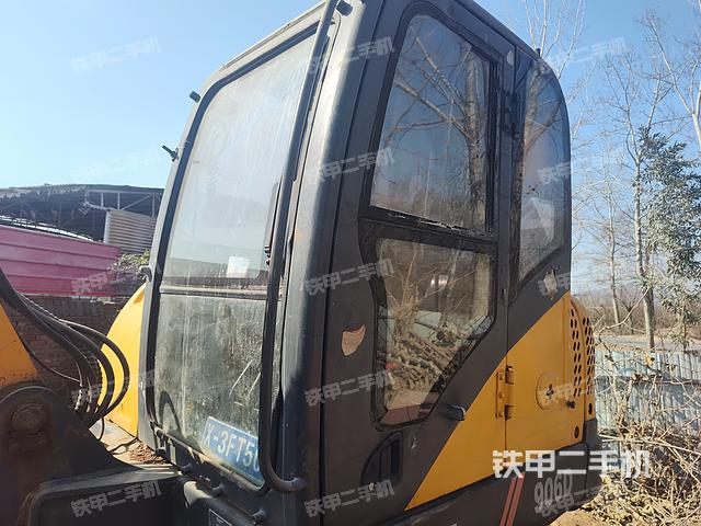 駕駛室整體(整機(jī)外觀) 駕駛室整體(整機(jī)外觀)