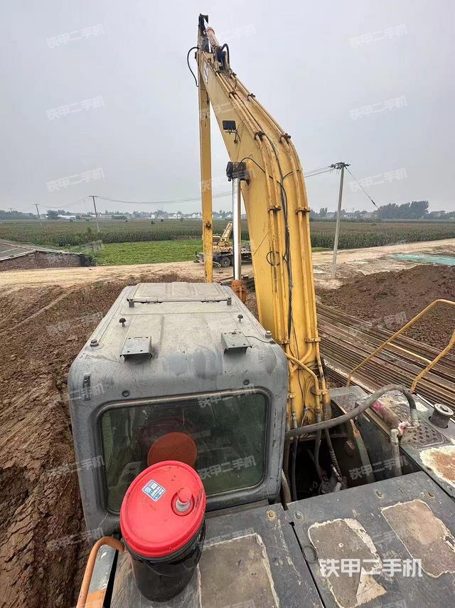 駕駛室頂部（整機外觀）