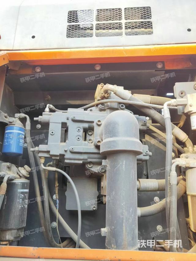 液压泵舱室正面整体（整机外观）