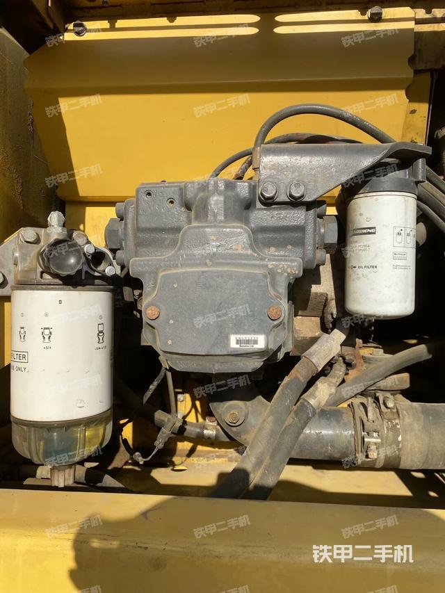 液壓泵艙室正面整體(整機(jī)外觀) 液壓泵艙室正面整體(整機(jī)外觀)