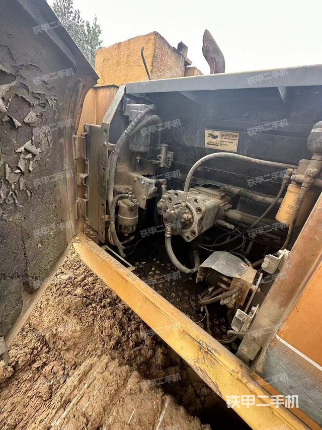 液壓泵艙室正面整體（整機外觀）