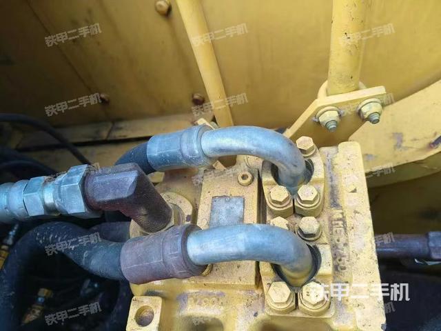 回轉(zhuǎn)馬達(dá)和主控閥(整機(jī)外觀) 回轉(zhuǎn)馬達(dá)和主控閥(整機(jī)外觀)