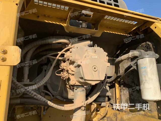 液压泵舱室正面整体（整机外观）