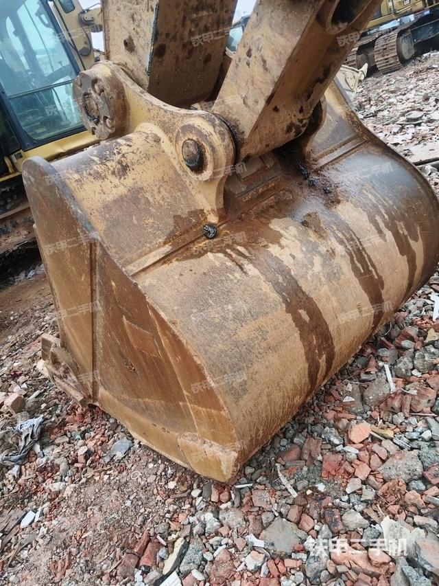 鏟斗右后整體(工作和回轉(zhuǎn)裝置) 鏟斗右后整體(工作和回轉(zhuǎn)裝置)