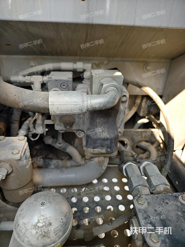 液压泵舱室正面整体（整机外观）