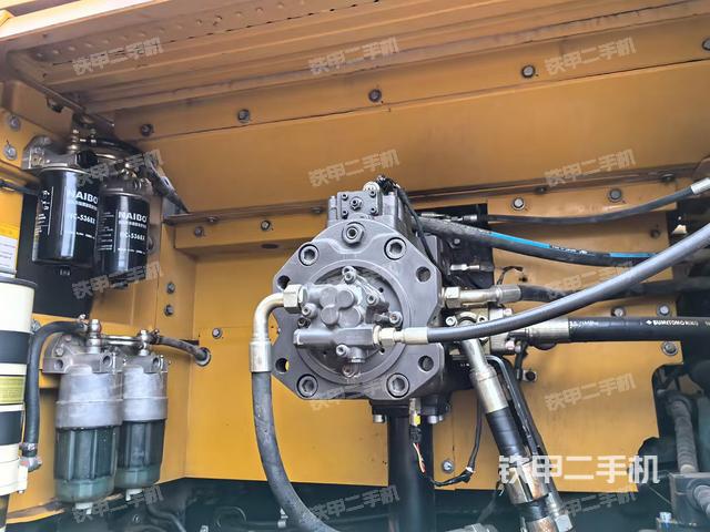 液压泵舱室正面整体（整机外观）