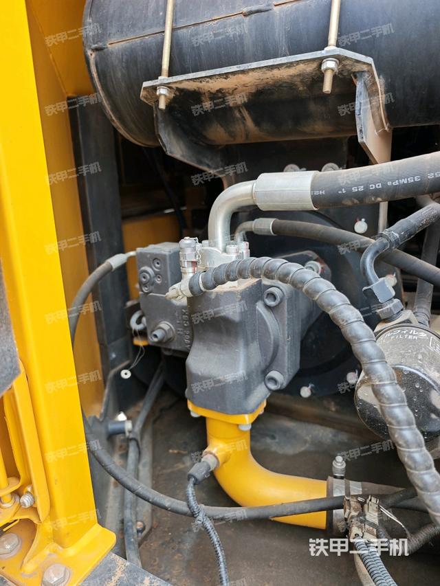 液壓泵艙室正面整體(整機外觀) 液壓泵艙室正面整體(整機外觀)