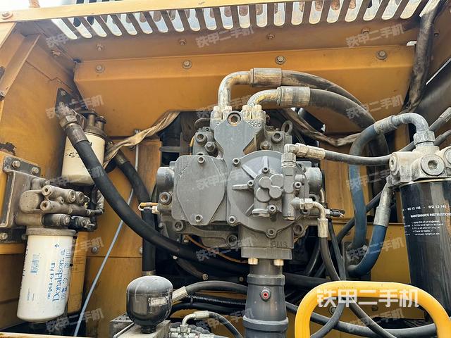 液壓泵艙室正面整體（整機(jī)外觀）