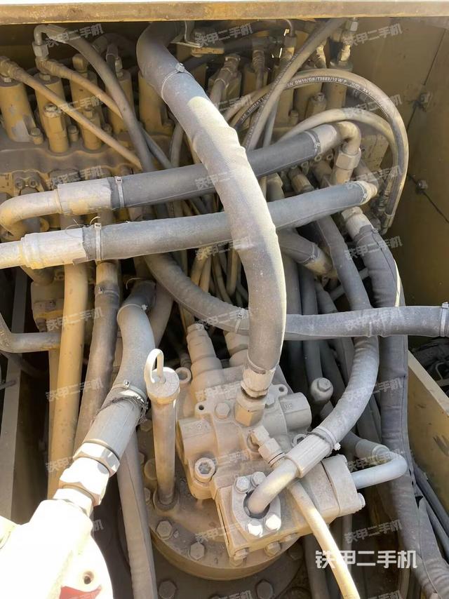 回轉(zhuǎn)馬達(dá)和主控閥（整機(jī)外觀）