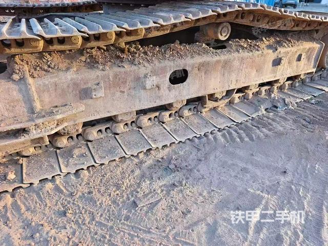 單側(cè)履帶整體(整機(jī)外觀) 單側(cè)履帶整體(整機(jī)外觀)