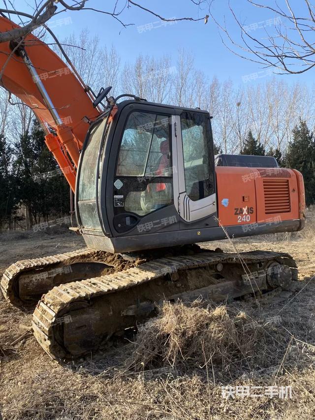 駕駛室頂部(整機(jī)外觀) 駕駛室頂部(整機(jī)外觀)