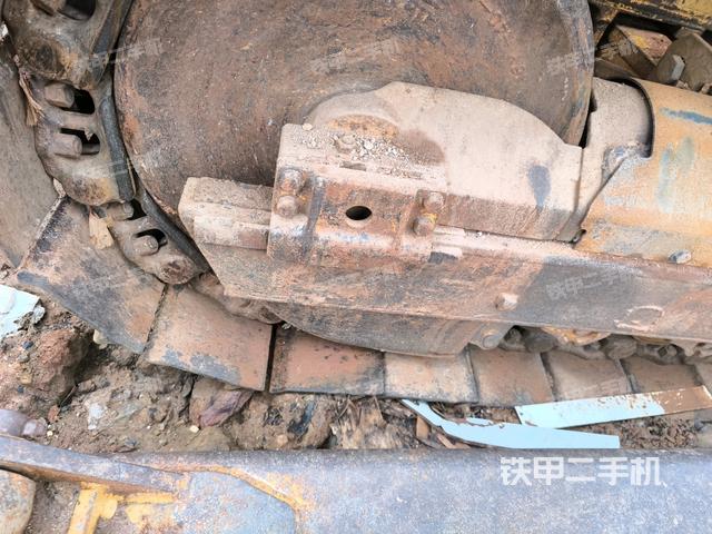 右側(cè)履帶全景（推土機底盤及工作裝置）