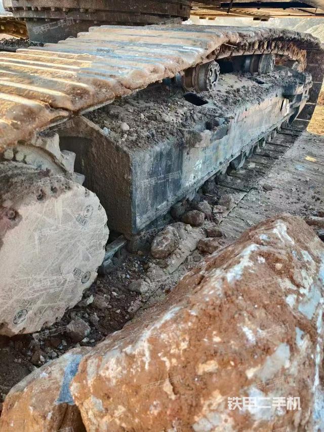 單側(cè)履帶整體(整機(jī)外觀) 單側(cè)履帶整體(整機(jī)外觀)