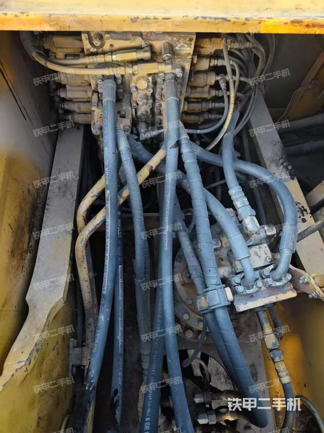 回轉(zhuǎn)馬達(dá)和主控閥（整機(jī)外觀）