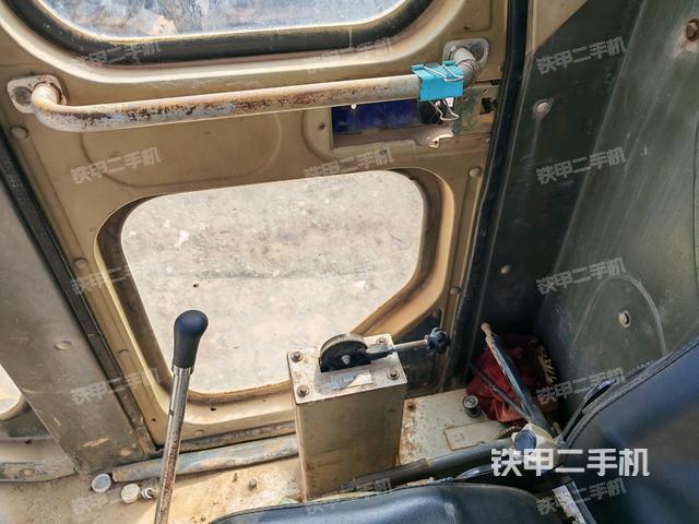 駕駛室側(cè)向上照全景（壓路機(jī)駕駛室）