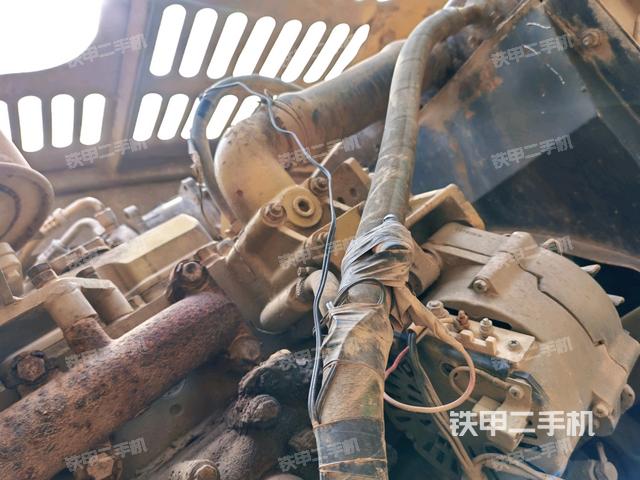 散熱器全景（壓路機(jī)發(fā)動(dòng)機(jī)艙）