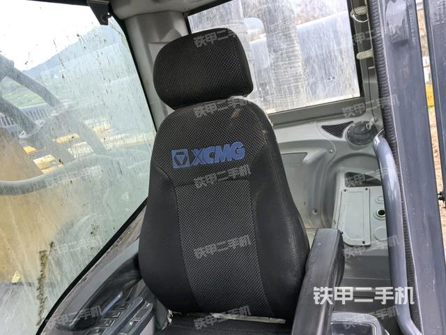 行走控制手柄和踏板?俯拍（駕駛室部分）