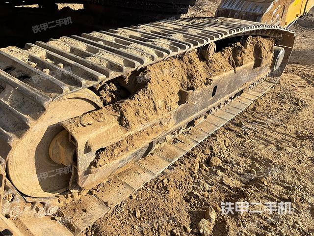 單側(cè)履帶整體(整機(jī)外觀) 單側(cè)履帶整體(整機(jī)外觀)