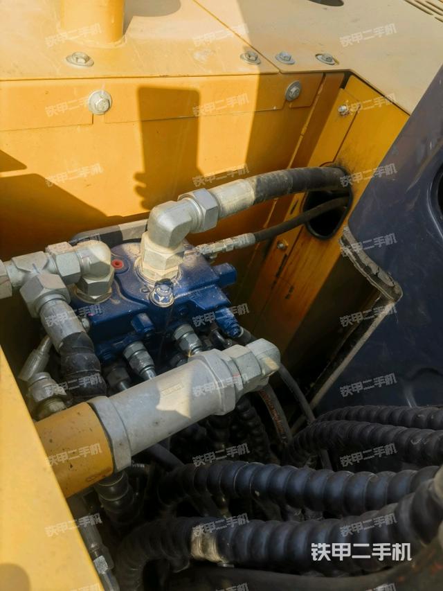 回轉(zhuǎn)馬達和主控閥(整機外觀) 回轉(zhuǎn)馬達和主控閥(整機外觀)