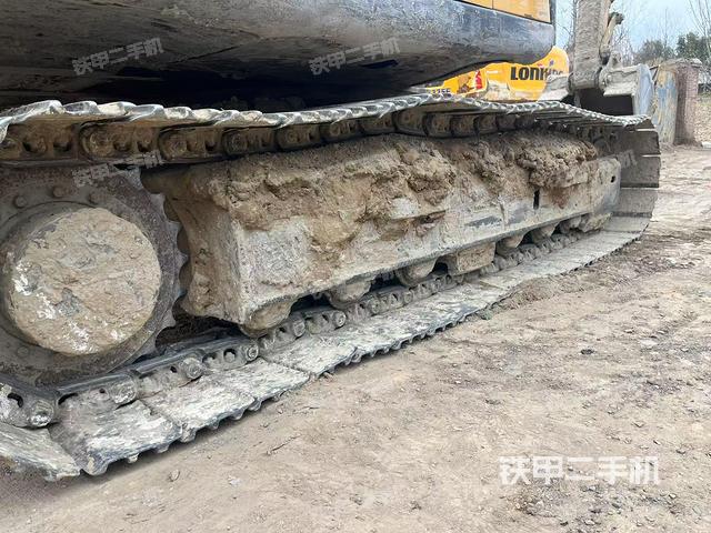 單側(cè)履帶整體(整機(jī)外觀) 單側(cè)履帶整體(整機(jī)外觀)