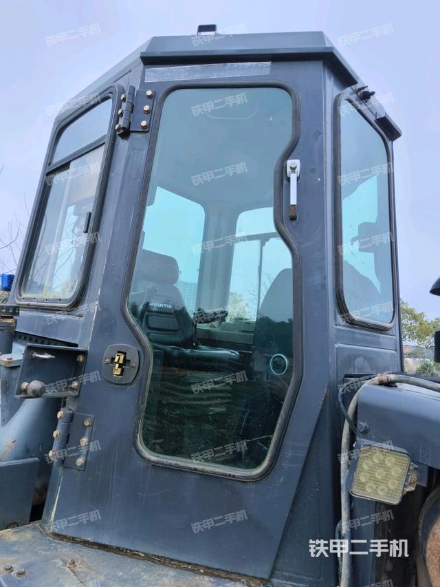 駕駛室右側全景照（推土機駕駛室）