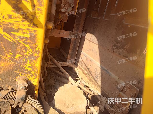 回轉(zhuǎn)馬達(dá)和主控閥(整機(jī)外觀) 回轉(zhuǎn)馬達(dá)和主控閥(整機(jī)外觀)