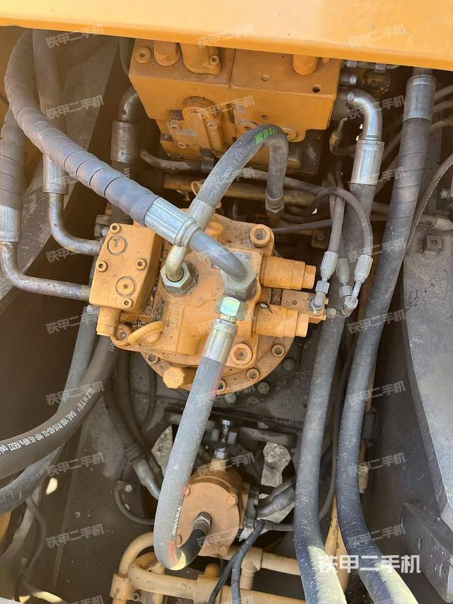 回轉(zhuǎn)馬達(dá)和主控閥（整機(jī)外觀）