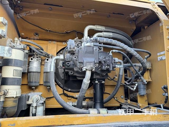 液壓泵艙室正面整體(整機(jī)外觀) 液壓泵艙室正面整體(整機(jī)外觀)