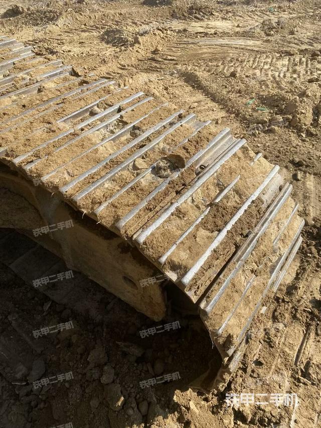 單側(cè)履帶整體(整機(jī)外觀) 單側(cè)履帶整體(整機(jī)外觀)