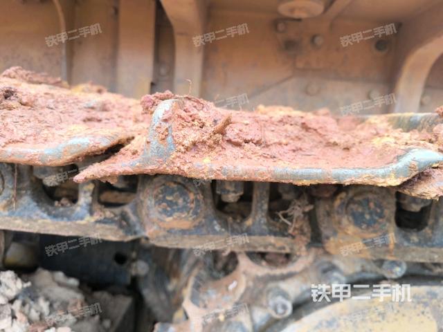 右側履帶全景（推土機底盤及工作裝置）