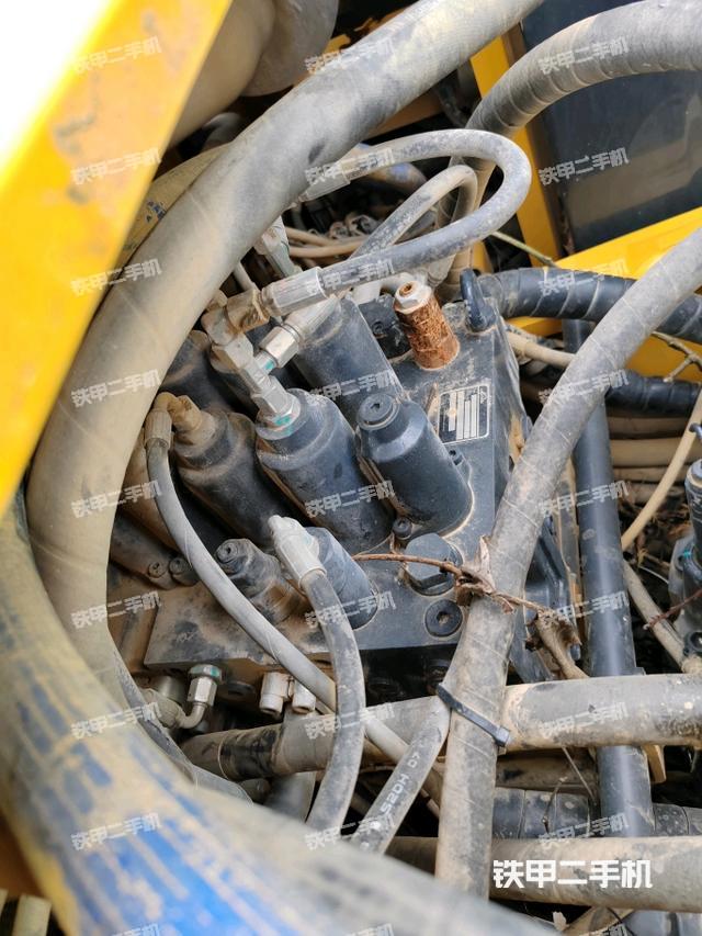 回转马达和主控阀（整机外观）