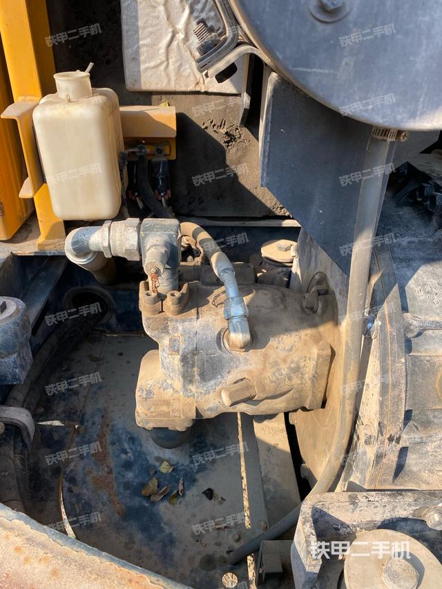 液壓泵艙室正面整體（整機(jī)外觀）