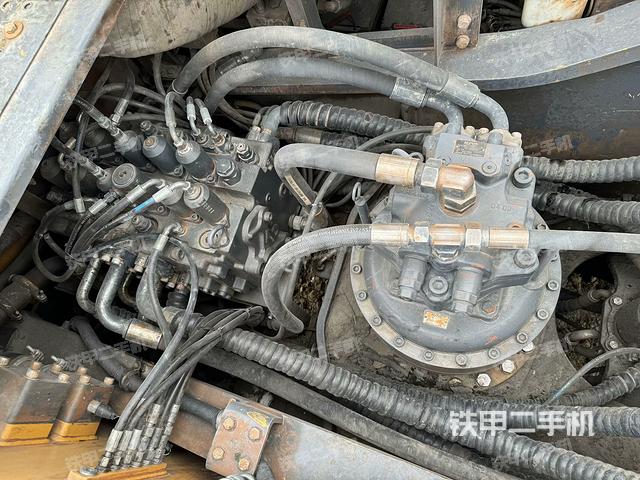 回轉(zhuǎn)馬達(dá)和主控閥（整機(jī)外觀）