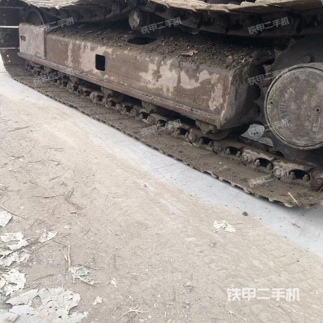 單側(cè)履帶整體(整機(jī)外觀) 單側(cè)履帶整體(整機(jī)外觀)