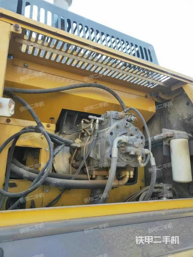 液壓泵艙室正面整體(整機(jī)外觀) 液壓泵艙室正面整體(整機(jī)外觀)