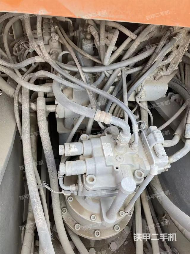 回轉(zhuǎn)馬達(dá)和主控閥（整機(jī)外觀）