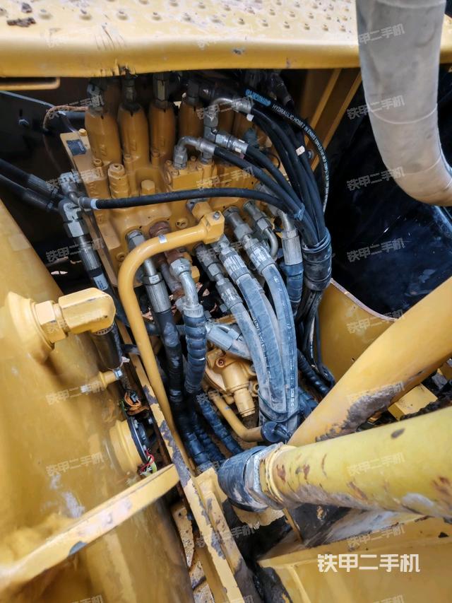 回轉(zhuǎn)馬達(dá)和主控閥（整機(jī)外觀）