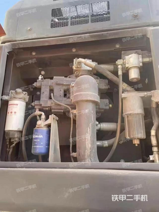 液壓泵艙室正面整體(整機外觀) 液壓泵艙室正面整體(整機外觀)