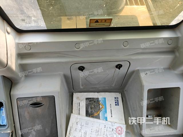 行走控制手柄和踏板?俯拍(駕駛室部分) 行走控制手柄和踏板?俯拍(駕駛室部分)
