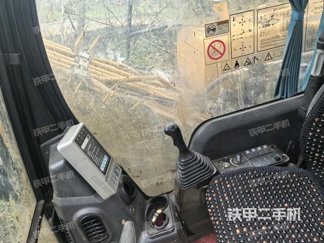 左后方玻璃角標（駕駛室部分）