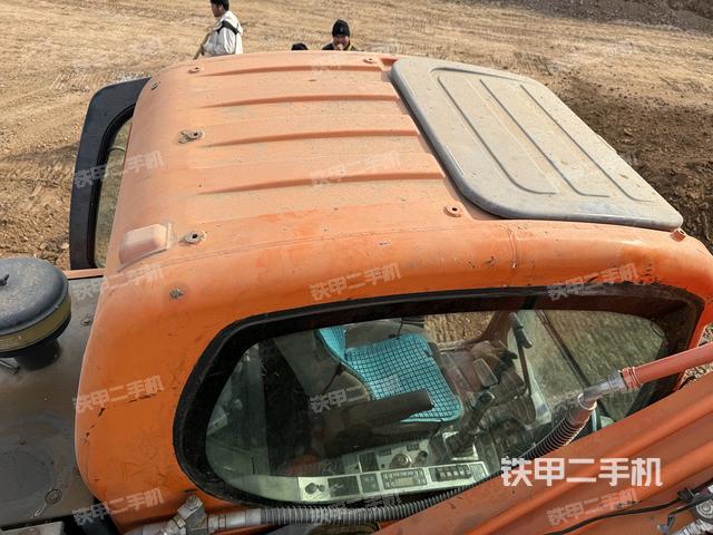 駕駛室頂部(整機外觀) 駕駛室頂部(整機外觀)