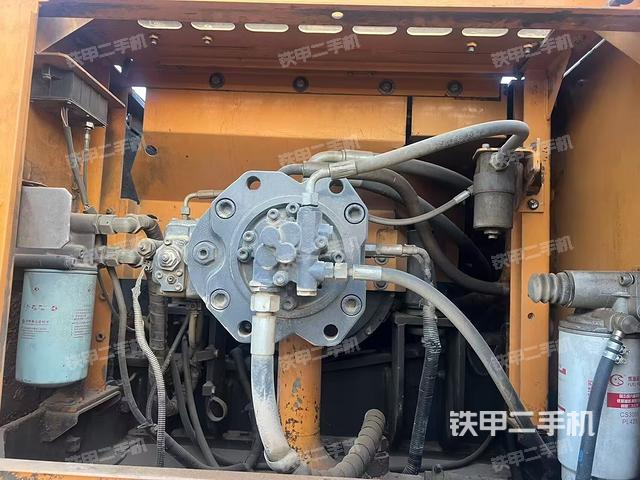 液壓泵艙室正面整體(整機(jī)外觀) 液壓泵艙室正面整體(整機(jī)外觀)
