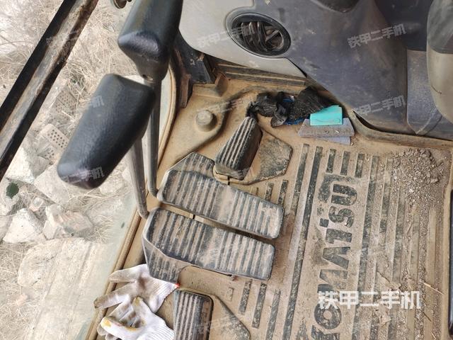 行走控制手柄和踏板?俯拍（駕駛室部分）